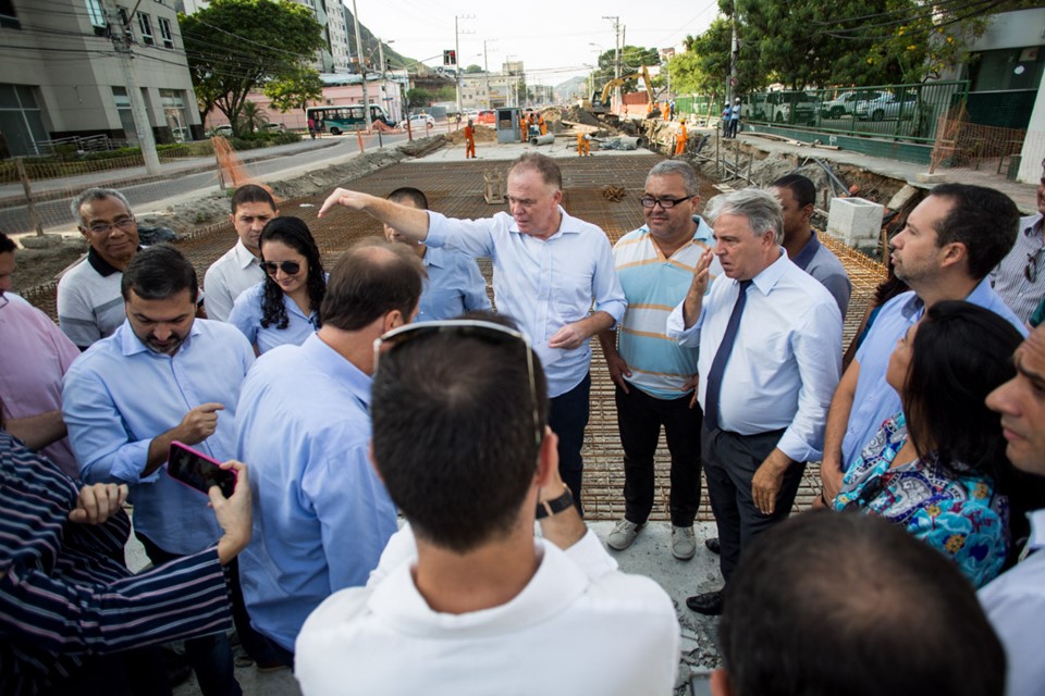 Governador e autoridades visitam obras da Avenida Leitão da Silva, em Vitória