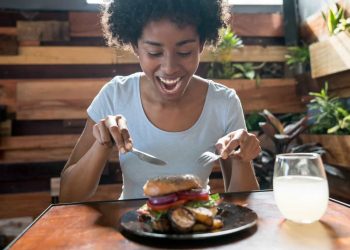 Comer carne processada aumenta risco de doença respiratória