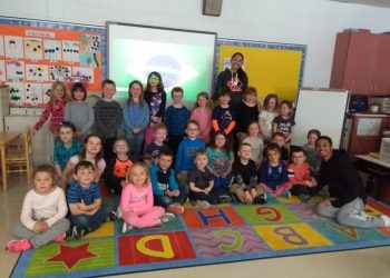 Alunos do Intercâmbio Sedu apresentam cultura brasileira em escola do Canadá