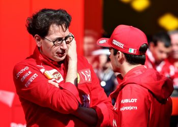 Chefe da Ferrari justifica ordem para Leclerc não ultrapassar Vettel: “Sensato não arriscar”