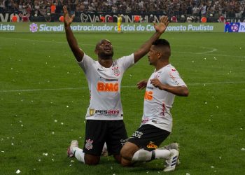Campeão, Corinthians ganha confiança e trata título com a medida certa