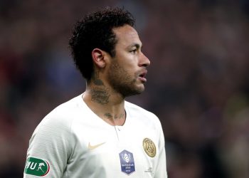 Agressão de Neymar a torcedor será tema de reunião na seleção brasileira