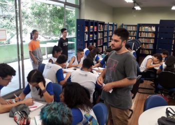 Voluntários contribuem para a aprendizagem dos alunos em Escola de Tempo Integral