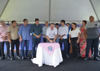 Governador participa de inaugurações e anuncia repasse para construção de creche em Ibiraçu