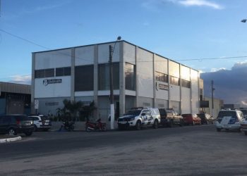 Músico é detido se masturbando dentro de carro com vidros abertos no centro de Linhares