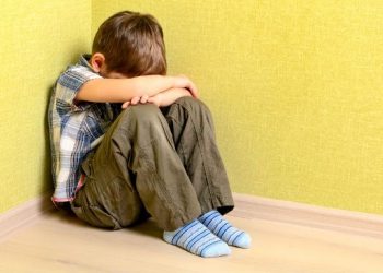 Palmada na criança pode causar depressão e outros transtornos mentais, diz estudo