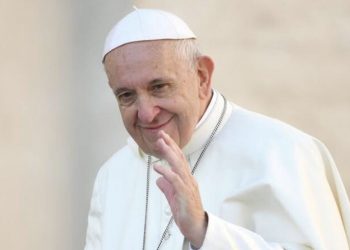 Papa diz que pessoas que rejeitam homossexuais ‘não têm coração humano’