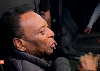 Pelé recebe alta do Hospital Albert Einstein após retirar cálculo renal
