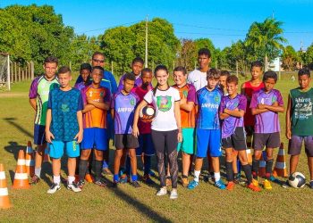 Valéria, a técnica que comanda uma escolinha de futebol com 80 jogadores em Rio Quartel