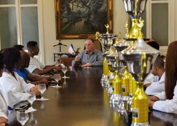 Casagrande recebe campeões do atletismo e do karatê no Palácio Anchieta