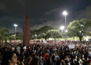 Manifestantes protestam em Vitória contra bloqueio de recursos para a educação
