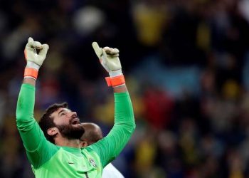 Brasil repete 2011 e 2015, vai aos pênaltis contra Paraguai, mas avança à semifinal