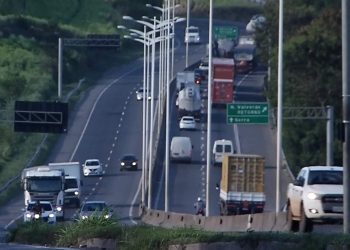 Acidente envolvendo ônibus deixa cinco feridos na BR-101 em Viana