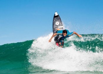 Krystian Kymerson conquista feito inédito em etapa do Circuito Mundial de Surfe