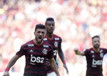 Com show de Arrascaeta e estreia de Rafinha, Flamengo goleia por 6 a 1 o Goiás no Maracanã