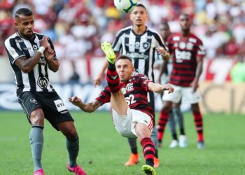 Flamengo bate o Botafogo de virada em tarde inspirada de Rafinha