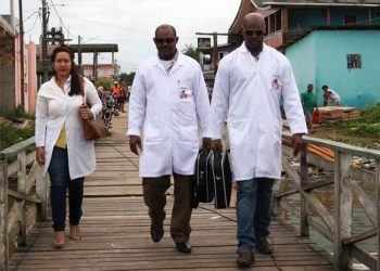 Governo regulamenta concessão de residência a médicos cubanos