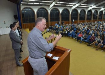 Governador visita atletas que participam dos Jogos Escolares do Espírito Santo