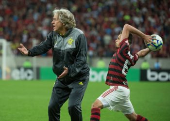 Flamengo joga mal, perde do Emelec no Equador e fica sob risco na Libertadores