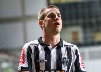 Adilson, volante do Atlético-MG, anuncia a aposentadoria em função de um problema cardíaco