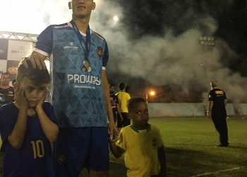 Nos braços do povo veneciano, Richarlison se emociona e deixa a sua marca em jogo beneficente