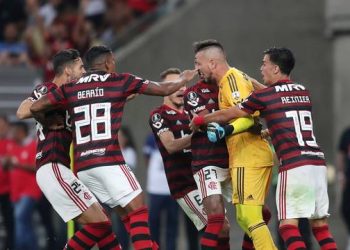Flamengo faz 2 a 0, vence o Emelec nos pênaltis e avança na Libertadores
