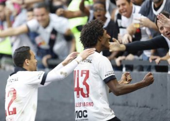 Vasco freia arrancada do São Paulo, vence e sobe na tabela do Brasileiro