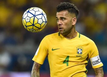 Por Copa, Daniel Alves muda planos e volta ao Brasil após 17 anos