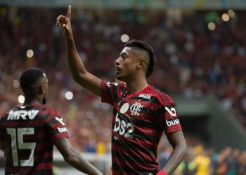 Flamengo vence Internacional e fica com uma mão na vaga da semi da Libertadores