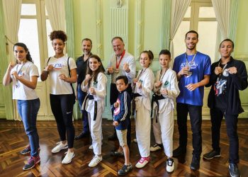 Governador recebe medalhistas do taekwondo no Palácio Anchieta