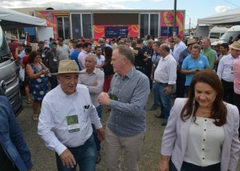 Governador participa de abertura de feira agrícola em São Gabriel da Palha