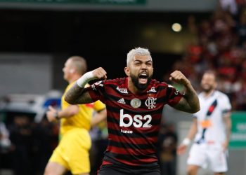 Flamengo goleia Vasco e fica na vice-liderança do brasileiro