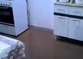Casa é invadida por esgoto após obra de saneamento em Colatina