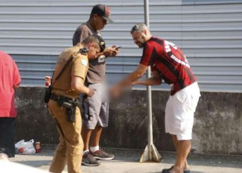 Torcedor do Athletico-PR perde a mão ao soltar sinalizador durante embarque do time