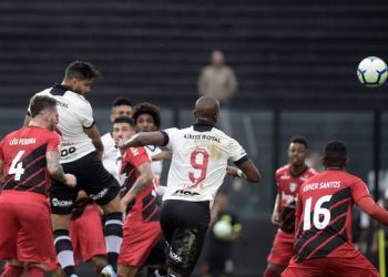 Em jogo movimentado, Vasco e Athletico-PR ficam no empate em São Januário