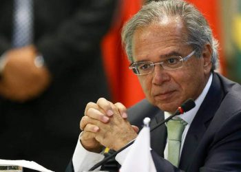 “Preço de petróleo é com a Petrobras”, diz Guedes