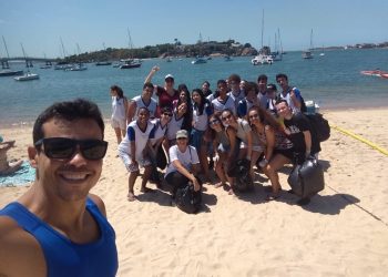 Alunos recolhem materiais descartáveis na praia e promovem conscientização ambiental