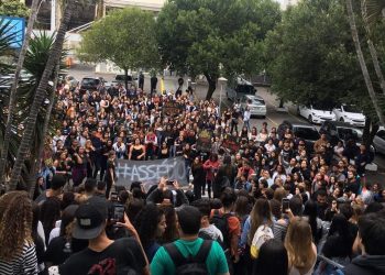 Alunos de universidade fazem protesto após denúncia de assédio; instituição afasta suspeito