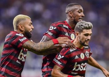 Flamengo vence no Mineirão, segue isolado na liderança e aumenta a crise do Cruzeiro
