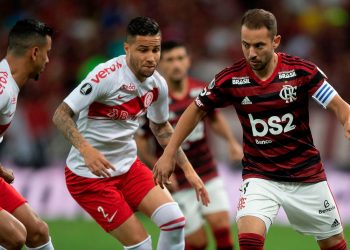 Com dois jogadores a mais, líder Flamengo vence o Internacional e segue 100% no Maracanã