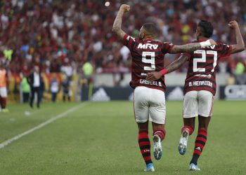 Flamengo massacra Palmeiras, quebra tabu de cinco anos e reassume liderança