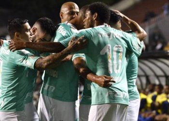 Palmeiras goleia o CSA no Pacaembu e segue na cola do Flamengo