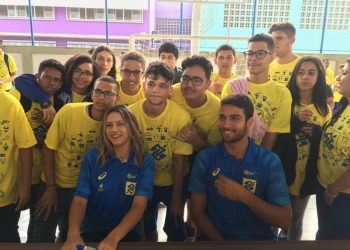 Escola de Vila Velha recebe atletas de Vôlei de Praia