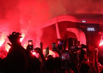 Com direito a “Ruas de Fogo”, Inter chega a Curitiba para final da Copa do Brasil