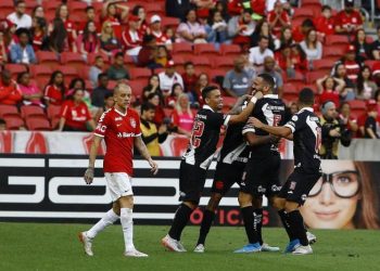 Com gol de Marrony, Vasco vence o Internacional fora e se aproxima do G-6