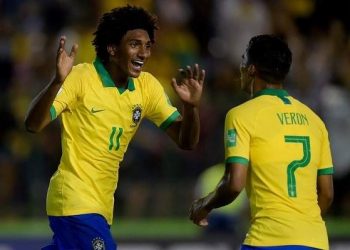 Com um a menos, Brasil vence de novo e avança antecipadamente no Mundial Sub-17