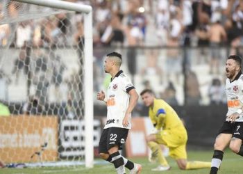Com gol de pênalti e lambreta de Talles Magno, Vasco derrota o Fortaleza