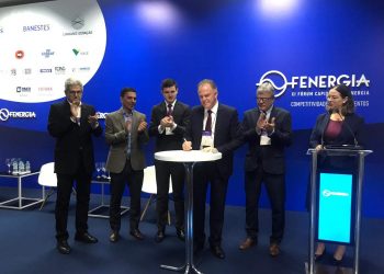 Casagrande assina decreto que institui obrigatoriedade de energia solar no ES e destaca interesse em ônibus elétricos