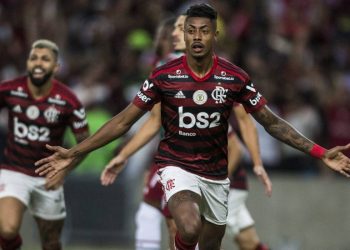 Flamengo vence o Fluminense e abre 10 pontos de vantagem na liderança