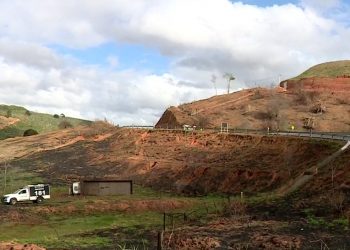 Motorista morre após caminhão cair em ribanceira, na ES-080, em Colatina